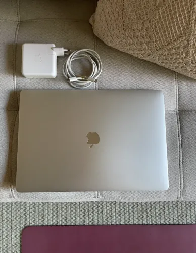 MacBook Pro 15" 2017 | i7 | 1TB SSD | Tela Retina