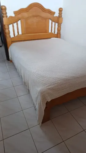 Vendo cama de casal em madeira maciça, perfeito estado