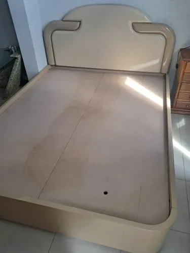 Cama Queen em laca linda, com colchão e baú , local para guardar malas, oportunidade!!