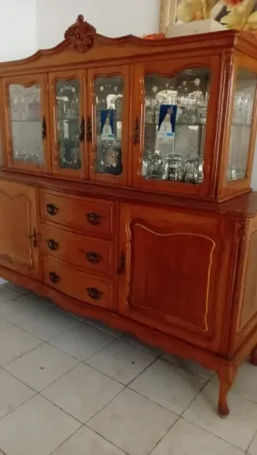 Cristaleira e mesa de madeira maciça