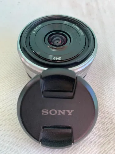 Lente Sony E 16mm F/2.8 E-mount Prata (SEL16F28)