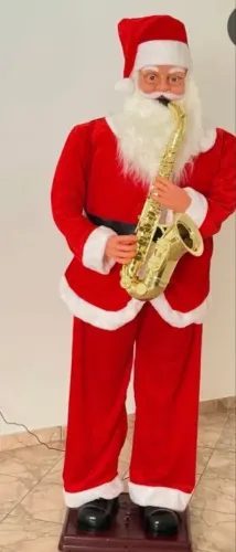 Papai Noel 1,80 canta e dança