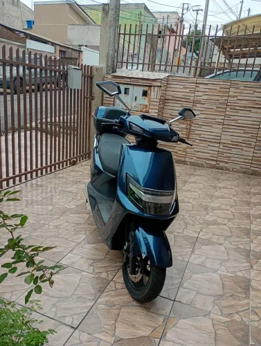 Moto elétrica zera 1 mês de uso