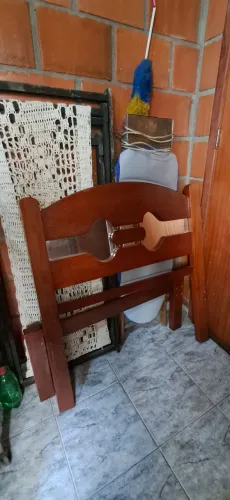 Cama em madeira maciça