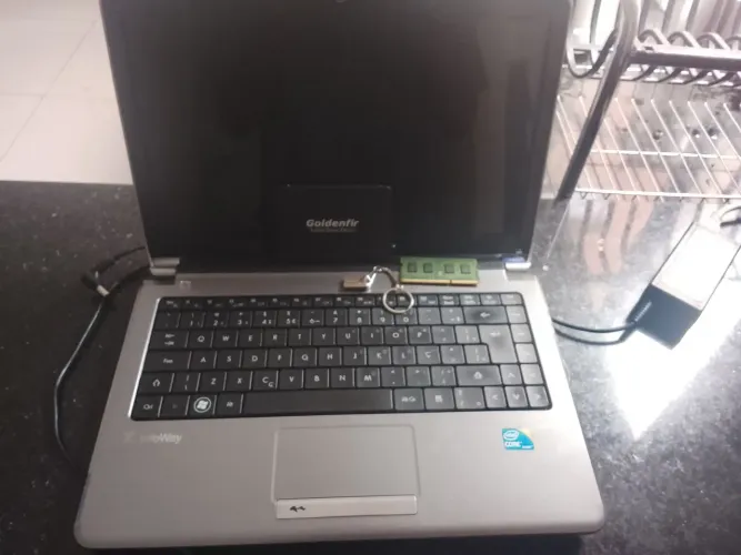 Vendo notebook semi novo vem com a HD e tem ssd também tudo junto tem 8 gigas de ram 