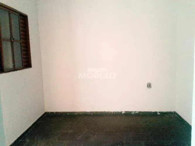 Casa residencial disponível para locação no bairro Tubalina.