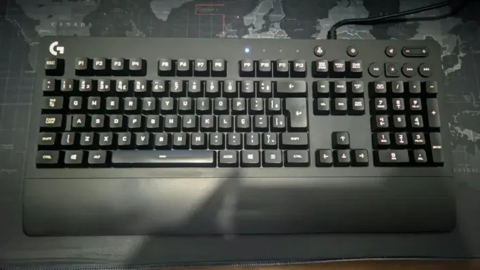 Teclado Gamer Logitech G213