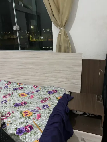 Cabeceira de cama de casal com gavetas e entrada para tomadas