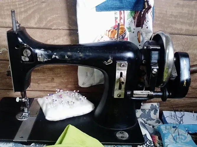 MAQUINA DE COSTURA ANTIGA
