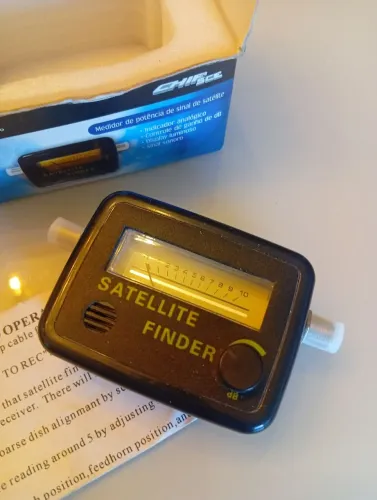 Localizador de satélite analógico