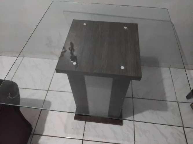Mesa com base em vidro