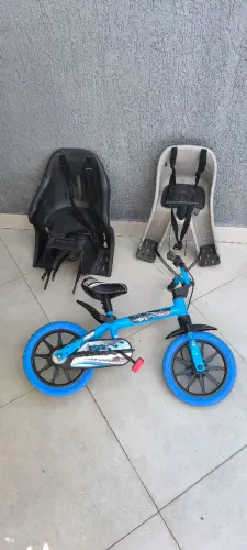 Cadeirinhas e bicicleta 