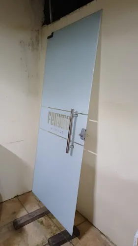 Porta de Vidro Blindex 2,10 por 0,90 completa com Ferragens
