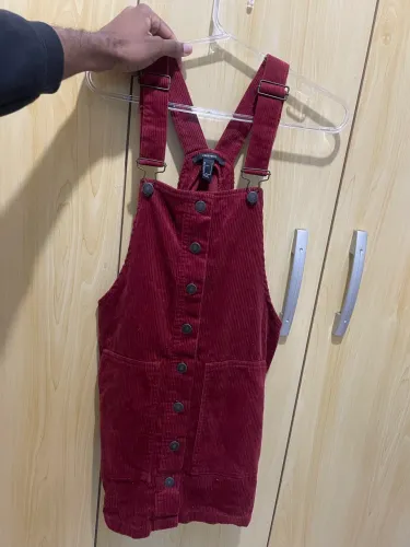 Jardineira jeans feminina 