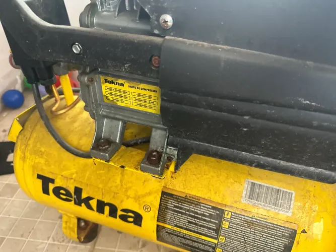 Compressor de Ar Elétrico Portátil Tekna CP8022 Kit 20L 2hp Amarelo