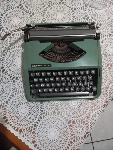 Máquina de Escrever Olivetti Lettera 82 Anos 80 + Maleta Original