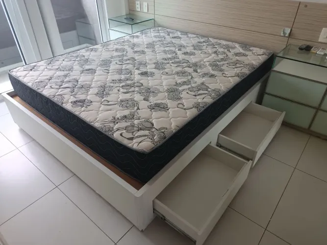 Colchão Casal e Box de Madeira com Gavetas