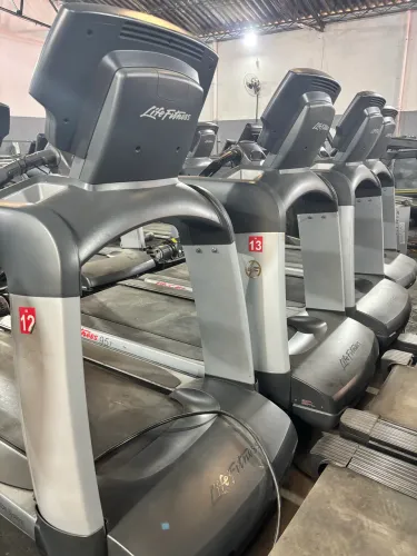 Esteira Profissional Life Fitness 95T - Tecnologia de Elite e Conforto Superior