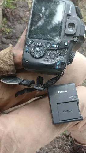 Câmera fotográfica e caixas de som