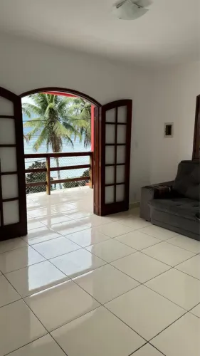 ALUGA SE CASA DE FRENTE PARA PRAIA