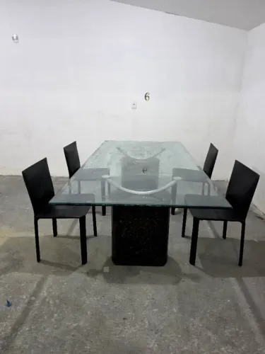Mesa de jantar 4 lugares em vidro e granito