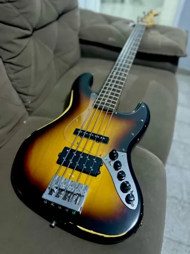 Baixo Fender Squier Affinity V customizado