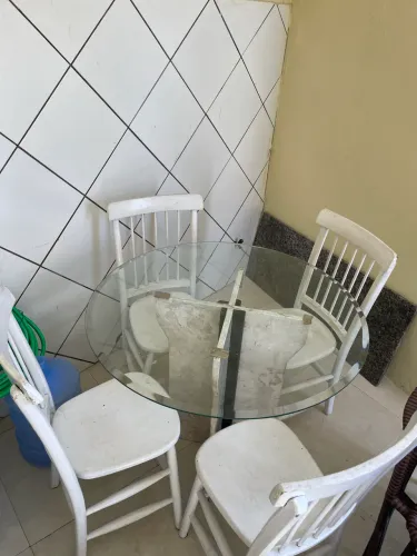 Vende-se mesa de vidro de 4 cadeiras com apoio de mármore