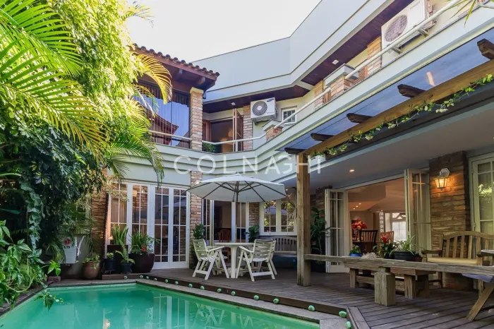 Alto padrão com piscina, paisagismo e privacidade