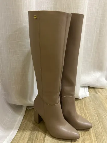 bota tam 35, nunca foi usada, está em perfeito estado