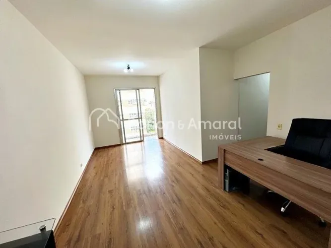 Cambuí Exclusividade!!! Apartamento a venda Living amplo com sacada, andar alto, sol da ma