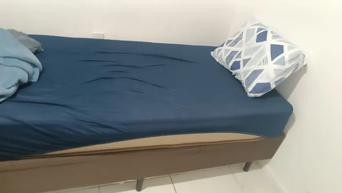 Cama e guarda-roupa