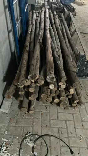 Escoras de eucalipto com 2,50m, tábuas de 15cm e caibro 7x7
