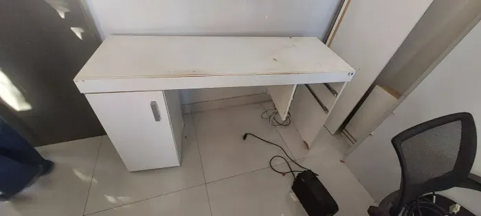 Mesa escritório com gavetas