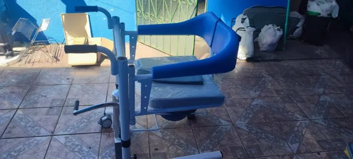 CADEIRA DE TRANSFERÊNCIA DE PACIENTE ACAMADO COM RODAS. PARA BANHO E APOIO. COMPACTA E LEV