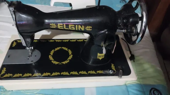 Vendo máquina de costura Elgin