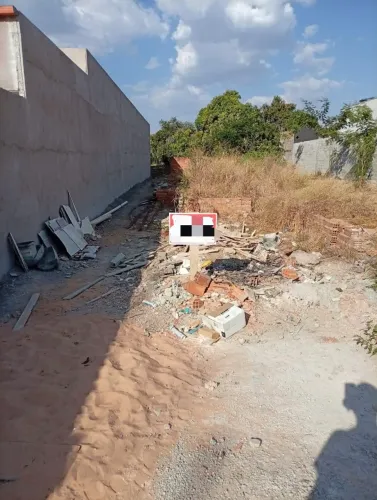 Lote,são 210 m² ,e sendo 6 metros de frente e 35 metros fundo.