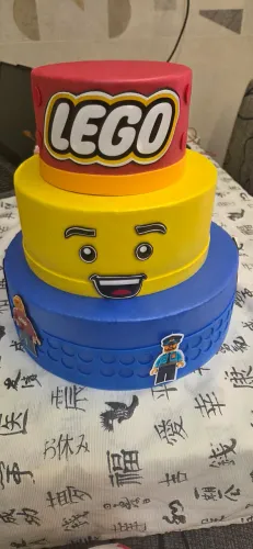 Bolo cenográfico 3 andares tema lego 