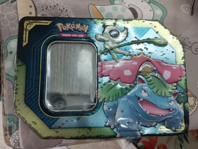 Lata com 618 cartas pokémon