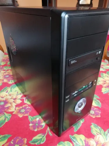 Gabinete para PC da marca HEDEN, com drive de DVD