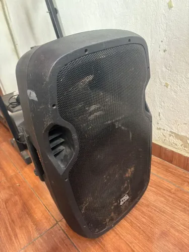 Caixa de som ativa alto falante 15w entrada p10 e canon para violão e microfone 