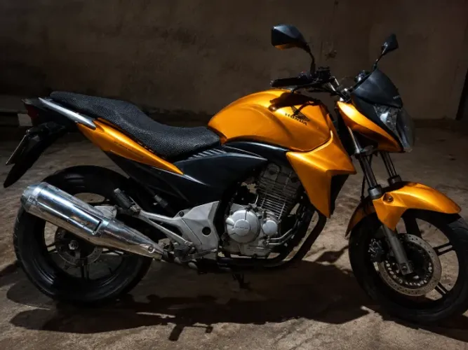Vendo CB300R 2011 com sistema C-ABS, moto bem cuidada, em excelente estado geral.