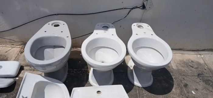 3 Conjunto de banheiro usados.