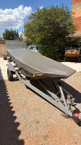 Vendo conjunto de barco 5m e carretinha emplacada