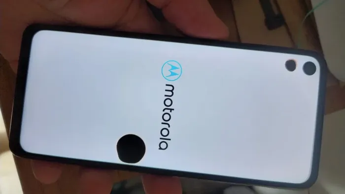 Celular moto one vision detalhe na tela e botões laterais 