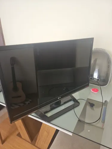 Tv lg 32 p com listra ,mas funciona normalmente, pode testar na hora