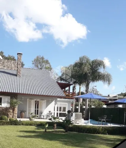 Casa de Alto Padrão 378 m², totalmente cercada, com piscina e jardim, localizada em Morro 