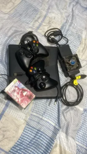 Xbox 360 com desbloqueio + HD com jogos 2 controles e 5 jogos midia física