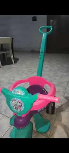 Triciclo feminino da patrulha canina