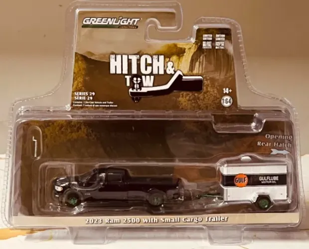 Greenlight 1:64 2023 Ram 2500 Chase Green Machine com Reboque - Rodas Verdes