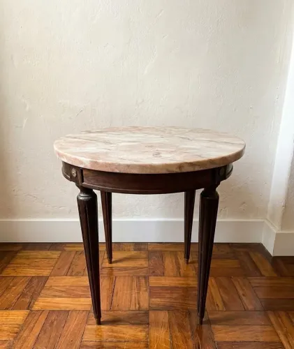 Mesa lateral estilo Luís XVI com tampo em marmore